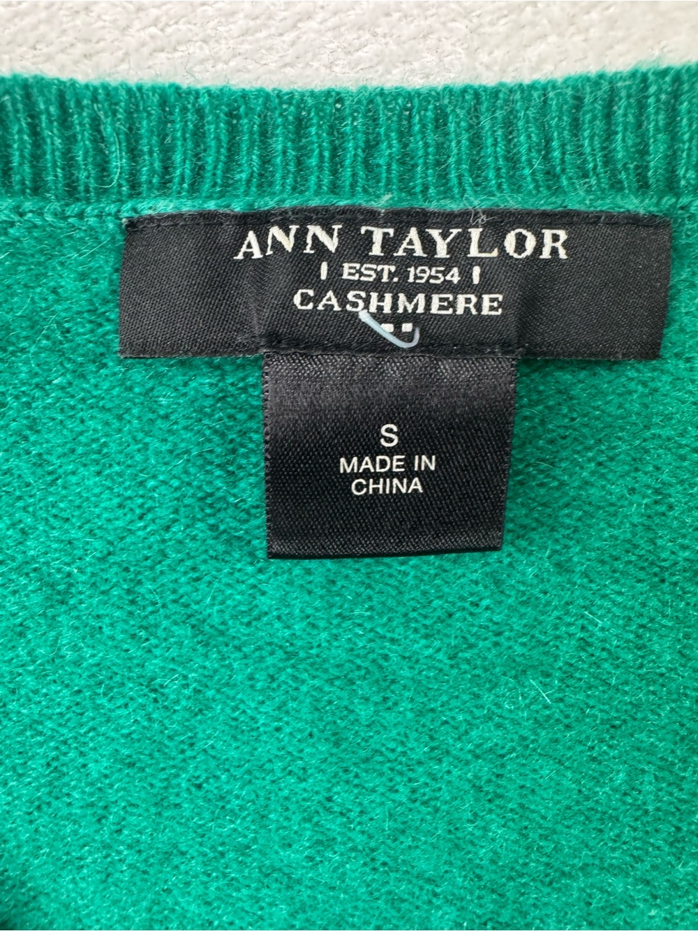 Ann Taylor Cashmere Sweater Green V-Neck Lightweight  size Small - Picture 2 of 5